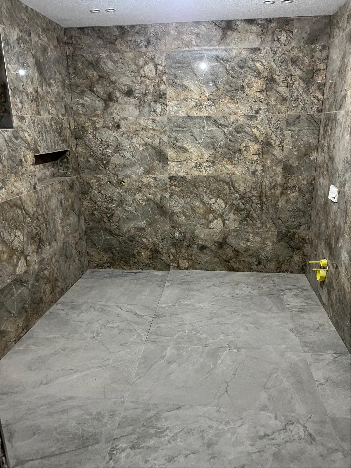 Dusche in Steinoptik