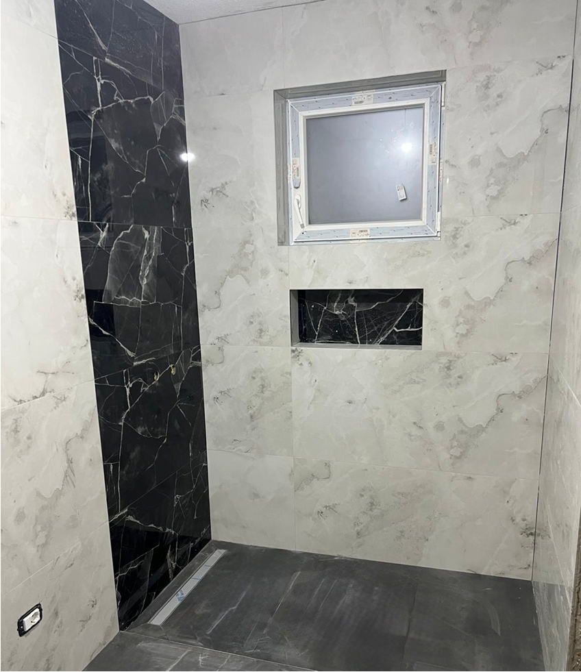 Dusche in Marmoroptik