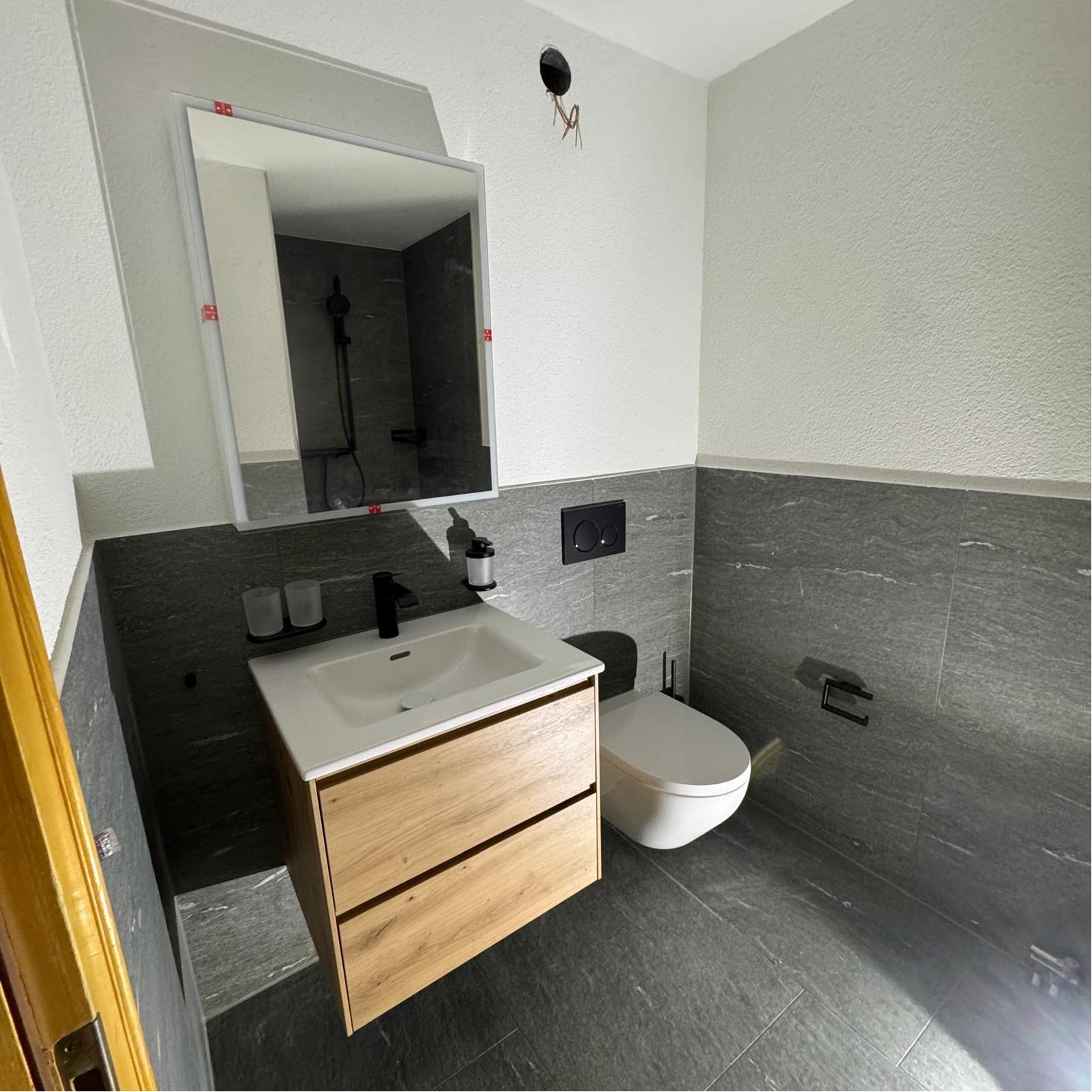 Gäste-WC mit Steinplatten
